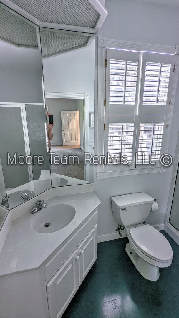 Building Photo - 2 Bed Cape Cod + Large Hobby Room