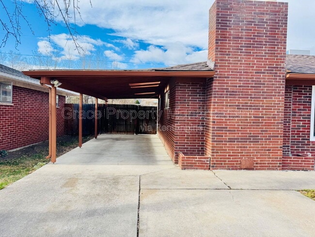 Building Photo - 411 S Simms St