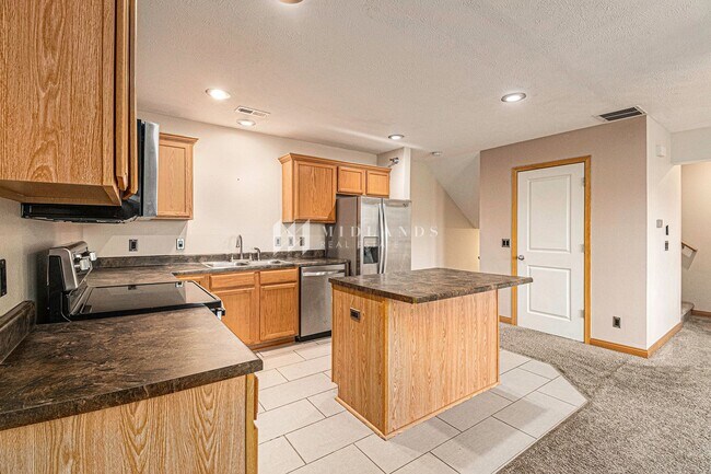 Building Photo - Southwest Omaha Townhome