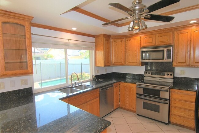 Building Photo - Spacious Cul De Sac House with Yard and Pool