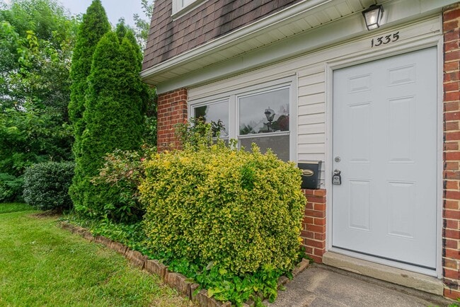 Building Photo - Three Bedroom house in Parkville