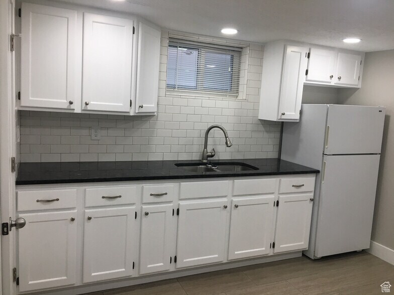 Building Photo - 378 E Center St