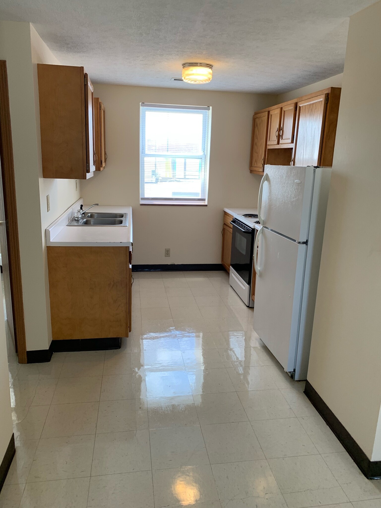 Full size kitchen - 930 4th St