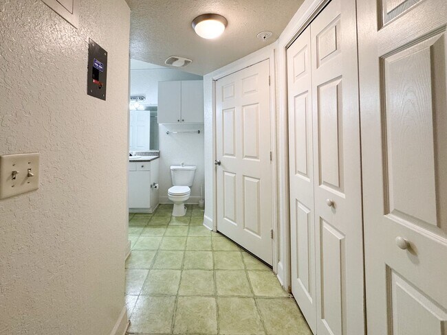 Building Photo - Perfectly priced 1/1 in heart of Downtown Orlando