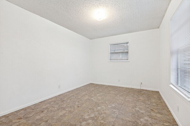 Building Photo - 3-BEDROOM HOME IN LOMA PARK