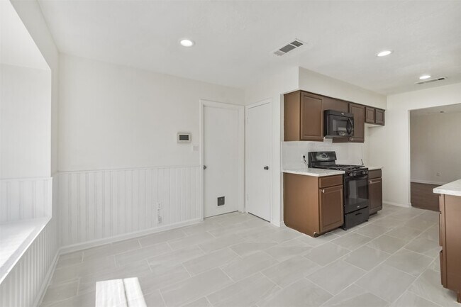 Building Photo - 9719 Halkirk St