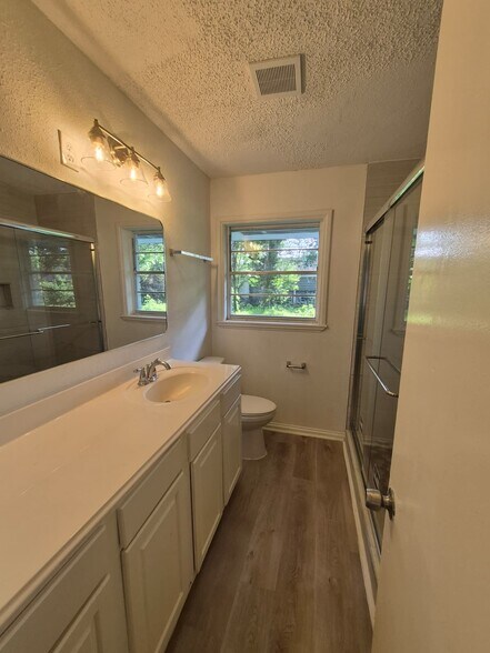 Building Photo - 10221 Bretton Dr