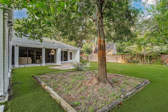 Building Photo - 10303 Chevy Chase Dr