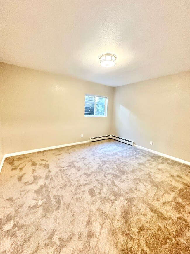 Building Photo - Move In Ready fully remodeled home for ren...