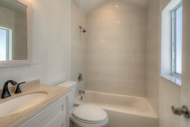 Building Photo - 14935 NE 11th Ct