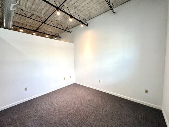 Building Photo - One Bed, One Bath Apartment in the Heart o...