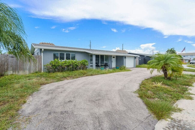 Building Photo - 340 SE 3rd Ct