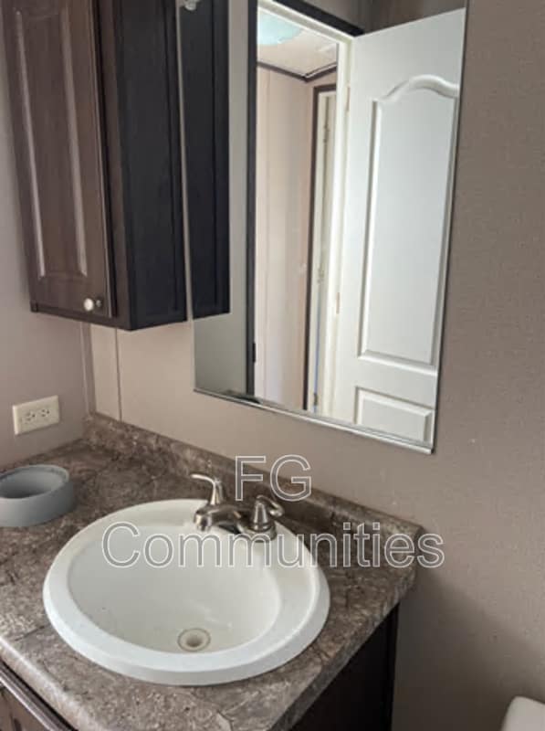 Building Photo - 20 Coach Crest Dr