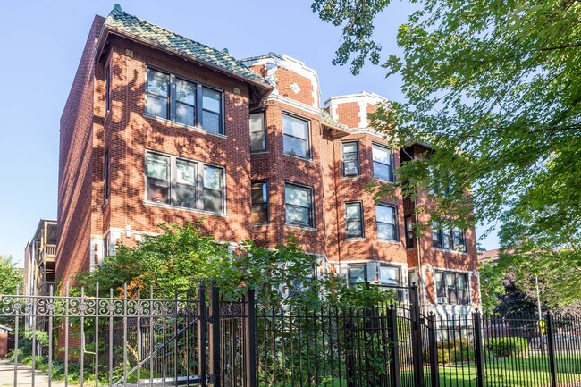 Building Exterior - 5053 S. Ellis Avenue