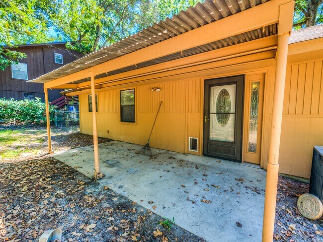 Building Photo - 17 Lakeside Ct