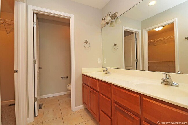 Building Photo - Larkspur Ct 2804/2806