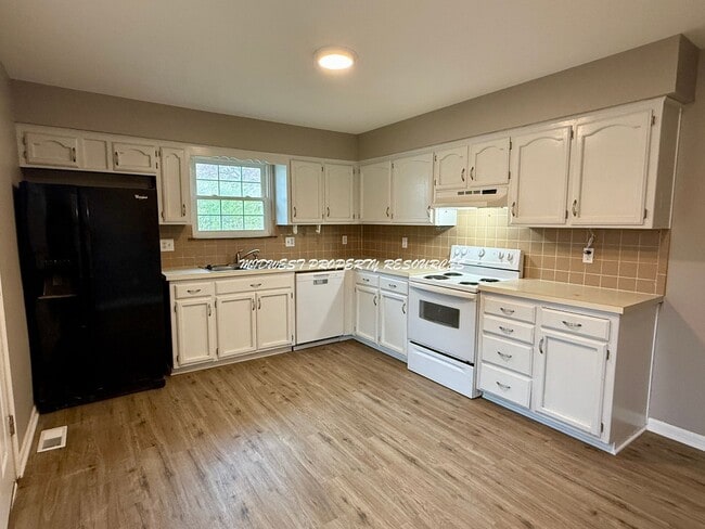 Building Photo - 2 Bedroom Duplex