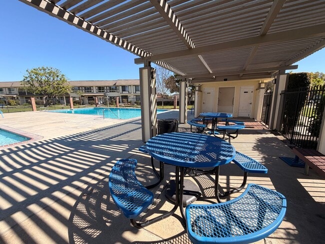 Building Photo - 3 Bed, 2 Bath Tanglewood For Rent- Single Story w/ Garage and AC!