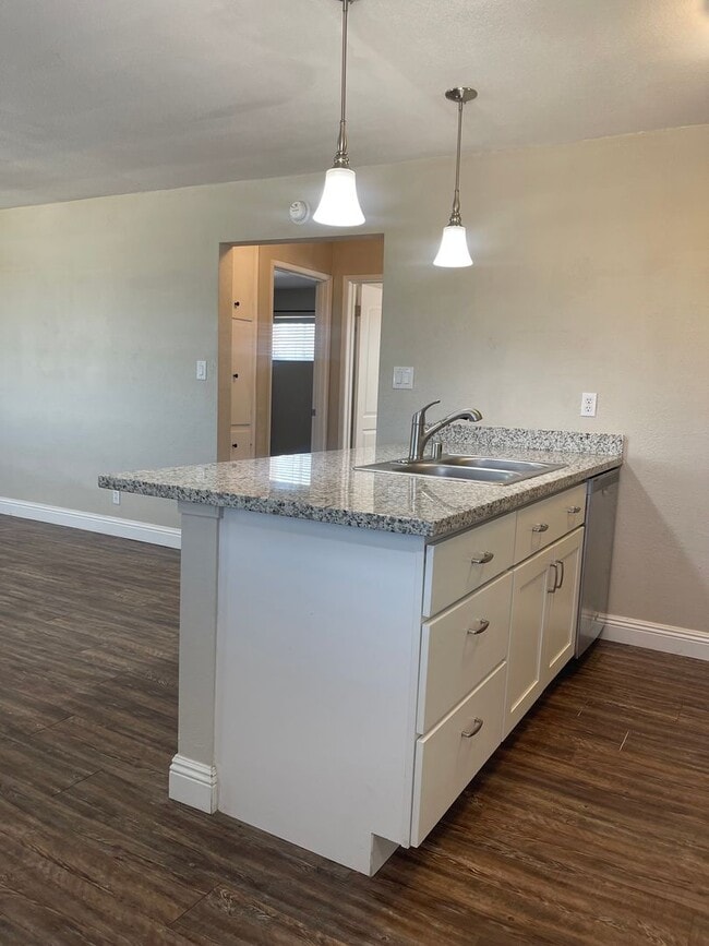 Building Photo - 590-596 Iris Drive