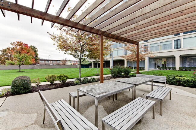Building Photo - Sunny 1 bedroom condo in SW Waterfront!