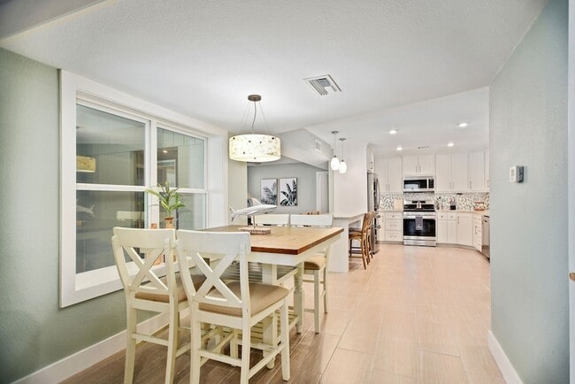 Building Photo - 8 Las Brisas Pl