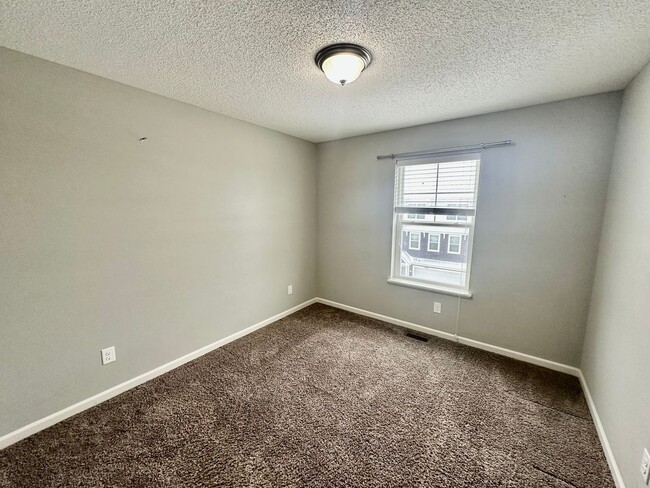 Building Photo - Gorgeous Newer-Built Townhome in Maple Grove!