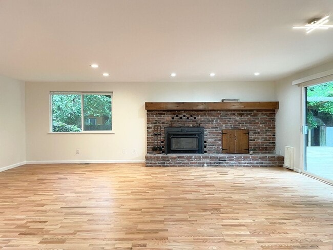 Building Photo - Remodeled 3+1 Bed 2 Bath Rambler in Juanita