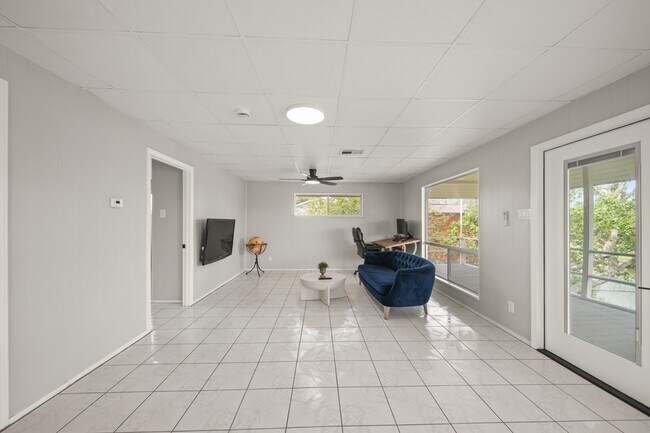 Building Photo - 1031 Star Dr