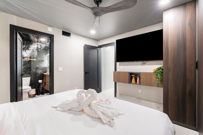 Building Photo - 8743 Thomas Dr