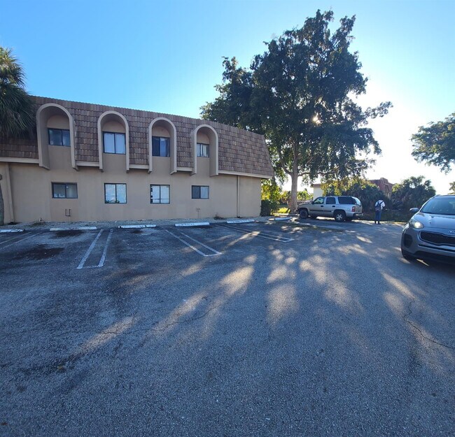Building Photo - 10930 Royal Palm Blvd