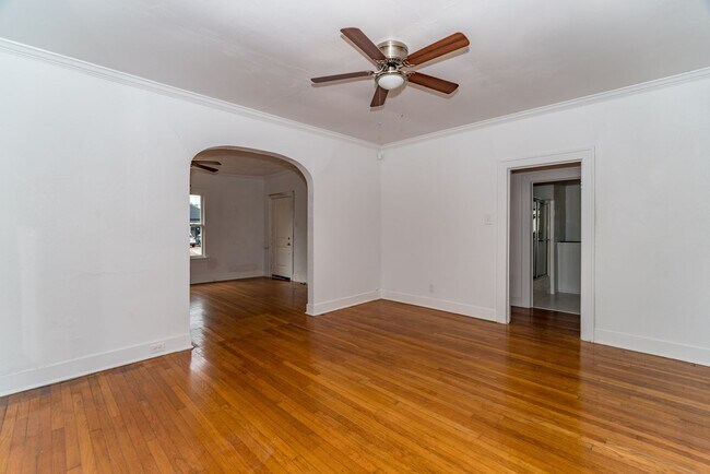 Building Photo - 2-BEDROOM COTTAGE IN TOBIN HILL