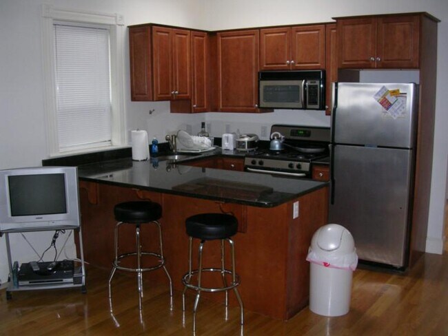 Building Photo - 14 Buswell St