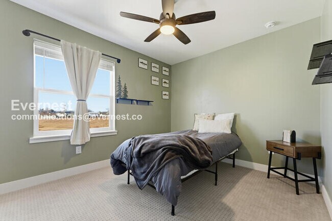 Building Photo - 4 Bed/3 Bath Townhome with Fenced Yard & Garage / Available Now!