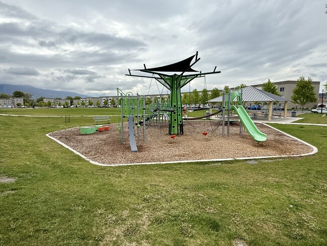 Building Photo - 676 E 550 S