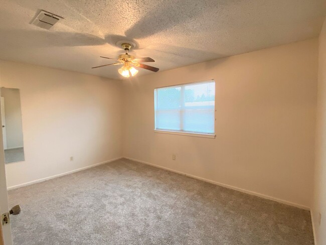 Building Photo - MOVE IN SPECIAL 1/2 OFF FIRST MONTH RENT *...