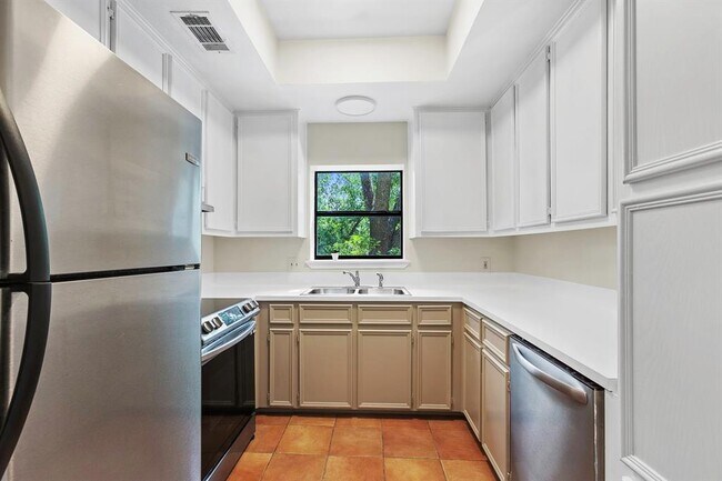 Building Photo - 6600 Valleyside Rd