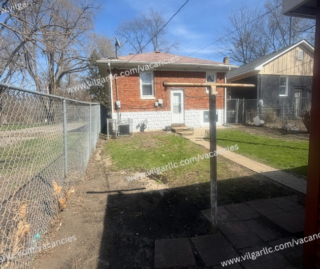 Building Photo - For Rent - Spacious 3 Bed/2 Bath Home