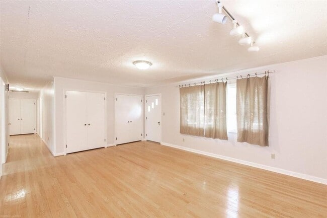 Building Photo - 601 Broce Dr