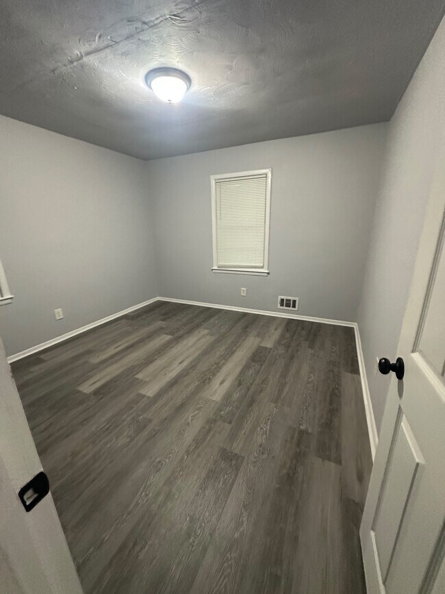 Building Photo - 400 Greenhill Way SW
