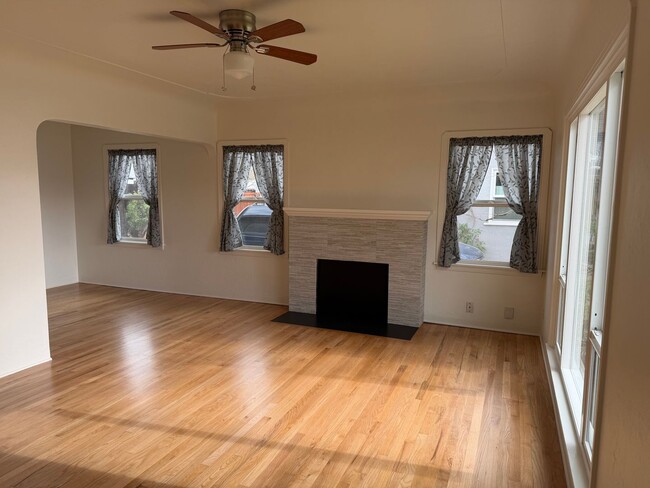 Building Photo - Great 2 bedroom 1 bath ready to move in