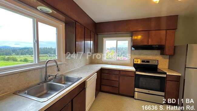 Building Photo - 2BD | 1BA Farmhouse with Garage, Shop, Sauna! - Oregon City