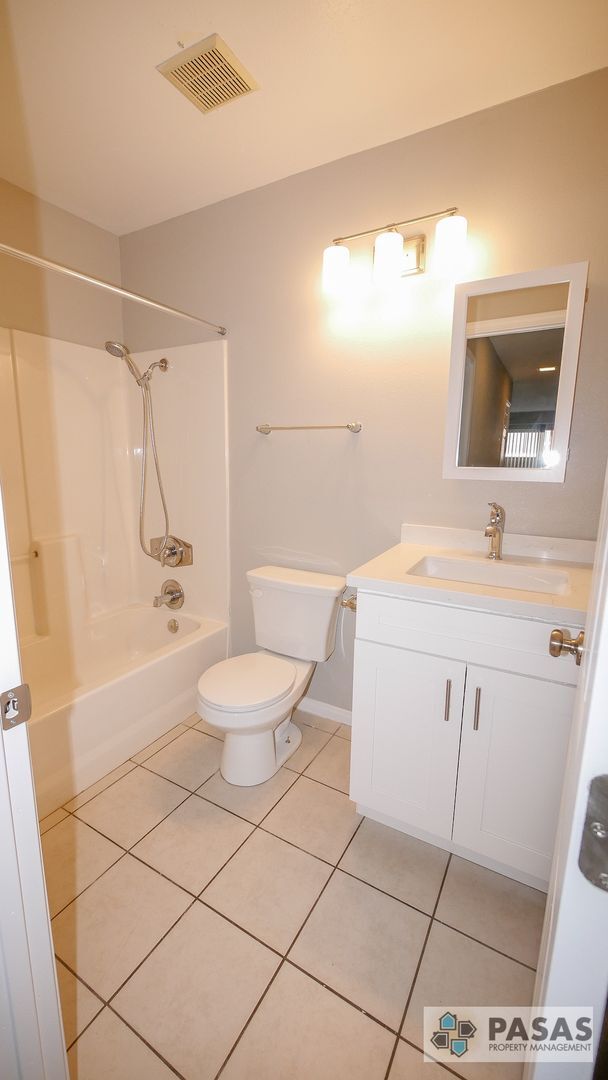 Building Photo - 1st Floor Remodeled Condo