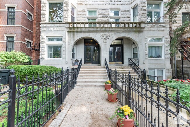 Building Photo - 649 W Wrightwood Ave