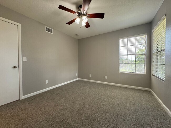 Building Photo - Altamonte Springs Top Floor Condo ~ Gated Waterfront Community ~ Must See!