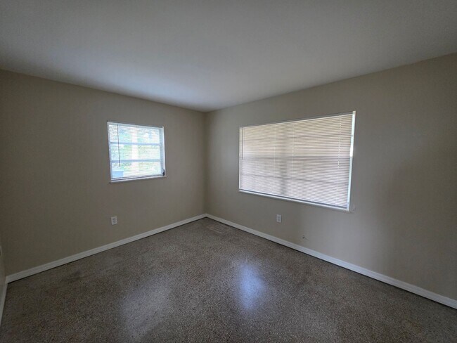 Building Photo - 2/1 VERO BEACH!