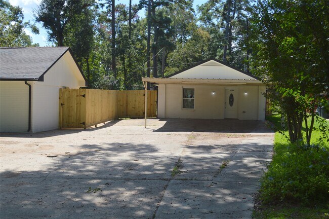Building Photo - 214 Basswood Dr