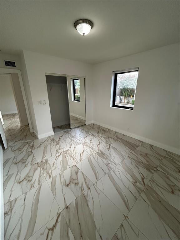 Building Photo - 912 NE 15th Ave