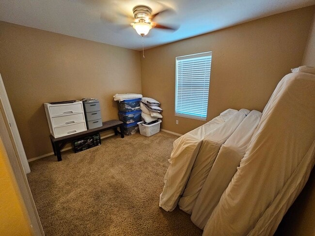 Building Photo - Spacious Golf Course Area Home with 4 Bedr...