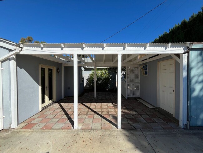 Building Photo - Simi 2+1.5 w/bonus room, RV parking + grea...