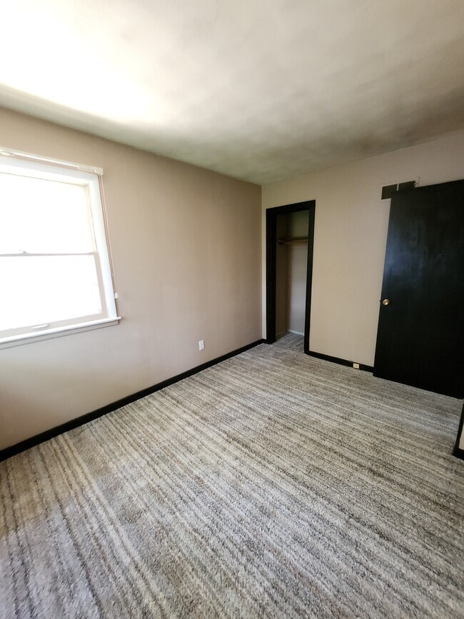 Building Photo - 2116 W Kettelle St